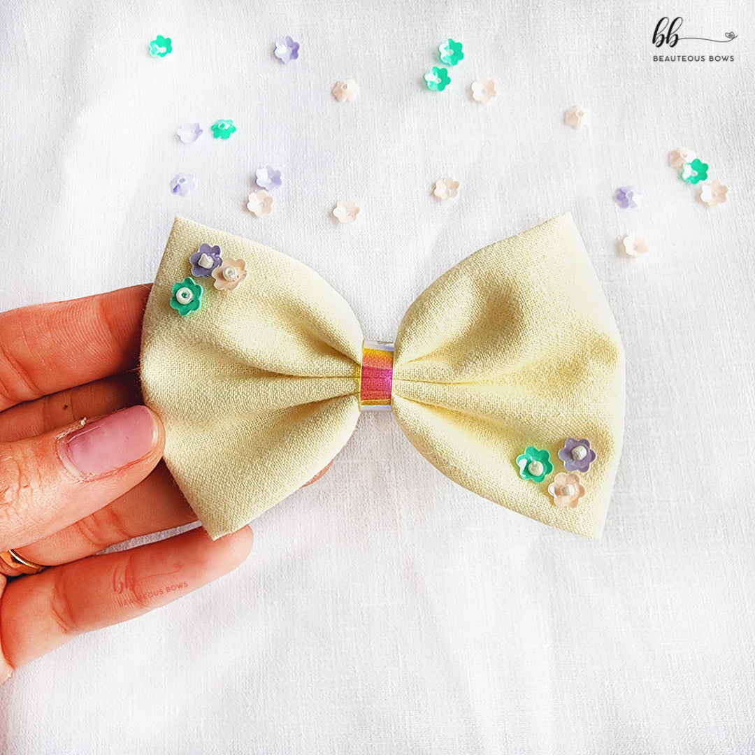 Embroidered hair bow 